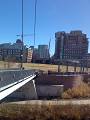 Denver, pohled z Highland Pedestrian Bridge na Millenium Pedestrian Bridge