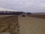 Pásový traktor s autopilotem RTK VRS při přípravě půdy