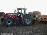 Traktor s EZ-Steerem a posádkou