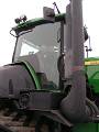 Tomáš Loch při instalaci autopilotu na pásový traktor JD (1)