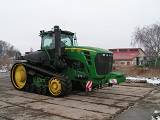 Tomáš Loch při instalaci autopilotu na pásový traktor JD (3)