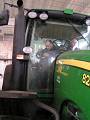 Tomáš Loch při instalaci autopilotu na pásový traktor JD (4)